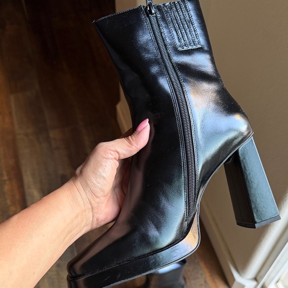 Elegant Black Women's Boots - Picture 3 of 12